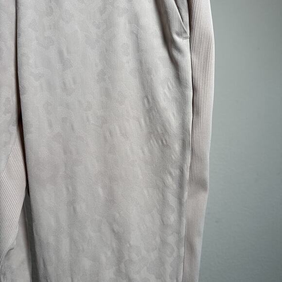 Athleta Brooklyn Textured Leopard Joggers Abalone Beige Cream Size 10 - Picture 6 of 13